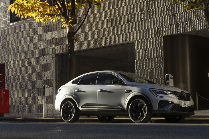 ストップ＆ゴー機能付きのアダプティブクルーズコントロールやレーンセンタリングアシストなど、先進運転支援装備の充実ぶりが光る。