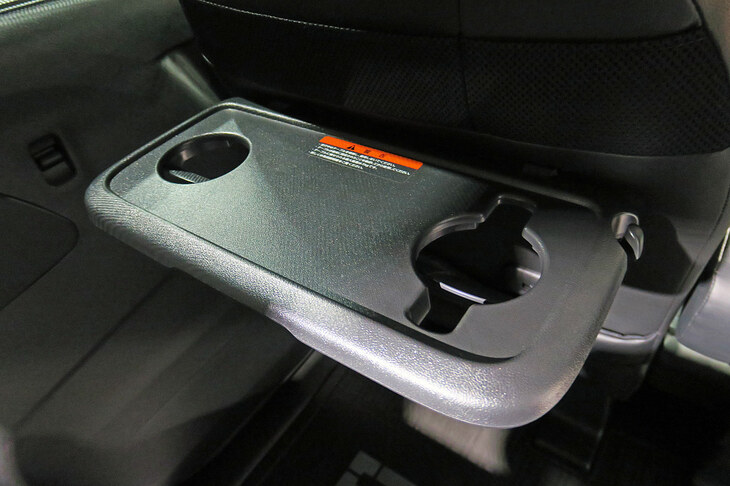 三菱デリカミニTプレミアム（ピクニックテーブル）