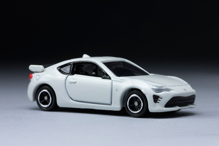 トヨタとスバルの協業によって誕生したFRスポーツカーの「トヨタ86／スバルBRZ」。トヨタが企画とデザインを、スバルが開発と製造を担当した。（写真＝郡大二郎）