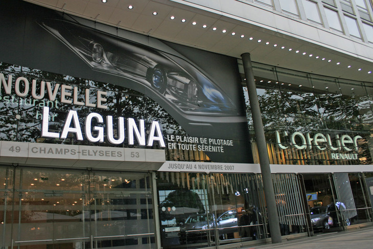 もはやシャンゼリゼにおいて唯一の自動車ブランドのショールームとなったアトリエ・ルノー。写真は2007年に撮影。