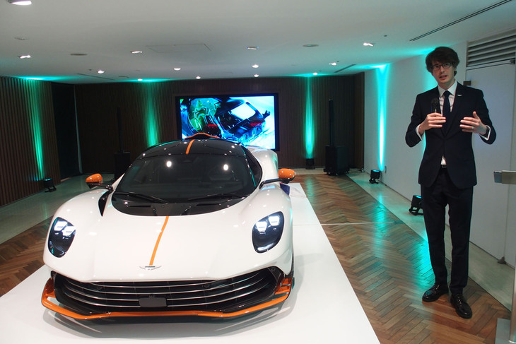 車両の説明を行うヘッドオブQスペシャルプロジェクトセールスのサム・ベネッツ氏。