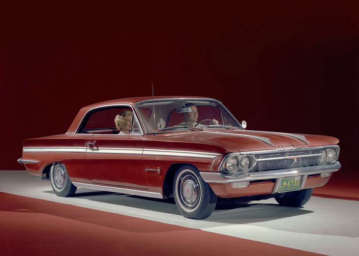 1962年「オールズモビルF-85ジェットファイア」。正真正銘の世界初のガソリンターボエンジン搭載市販車である。