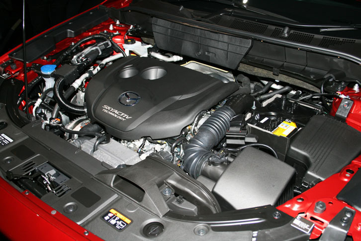 2.2リッターディーゼルエンジン（SKYACTIV-D2.2）には「ナチュラル・サウンド・周波数コントロール」が採用された。