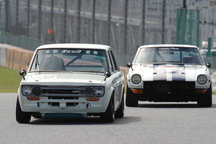 サスペンションとエンジンの改造が許されたSレース。予選2位の1970年「ダットサン・ブルーバード1800SSS」が、スタートでポールポジションの1970年「日産フェアレディZ432」を抑えてトップに立ち、そのまま逃げ切った。