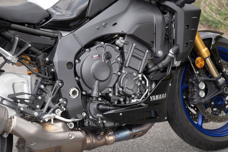 ヤマハ得意のクロスプレーン型クランクシャフトを用いた1リッター直列4気筒エンジン。吸排気系とインジェクションセッティングの見直しにより、出力の向上とリニアなトルク特性を実現している。