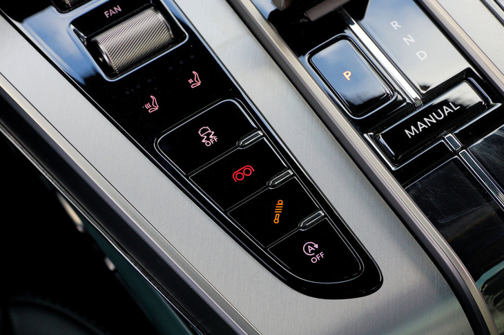 ドライビングモードのセレクトに加え、エキゾーストサウンドとダンパーの制御は、センターコンソールのボタンで個別に切り替えが可能だ。