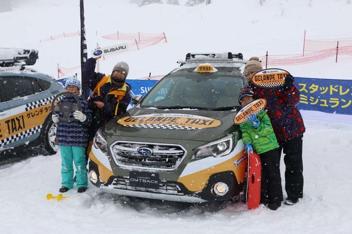 “ゲレタク”の乗車料金は無料だが、参加者は自身のSNSを使って、ゲレタクと一緒に撮った写真をアップする必要がある。この日も記念撮影用に「GELANDE TAXI」や「ゲレタクなう」と書かれたPOPが用意された。