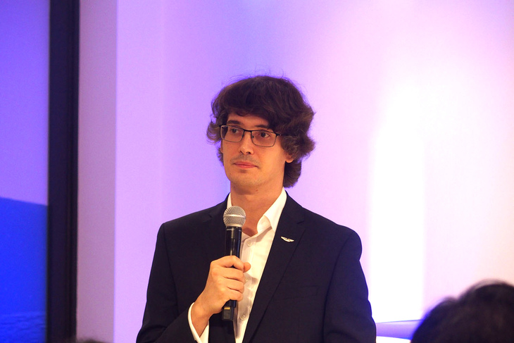 新型「ヴァンキッシュ」の発表イベントで車両概要を説明したアストンマーティンのヘッドオブQスペシャルプロジェクトセールスAPAC &東京ブランドセンター サム・ベネッツ氏。