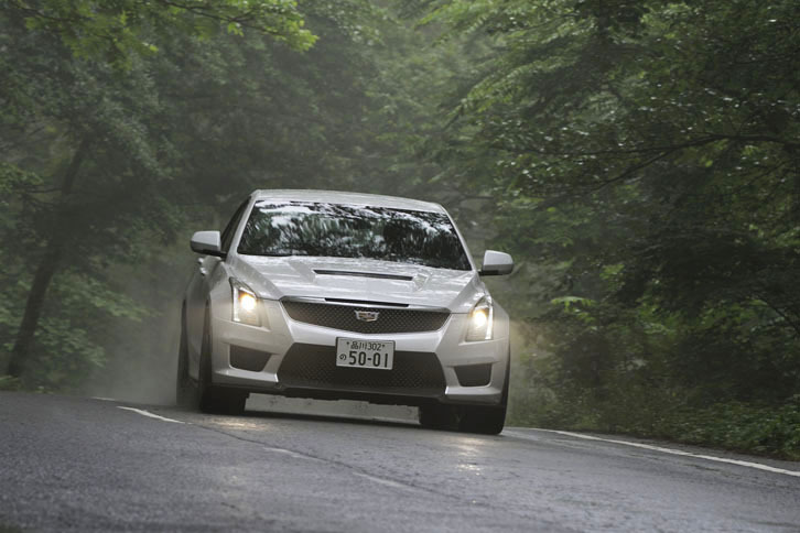 サスペンションのロール剛性は標準型「ATS」より高く、フロントは50％強化されている。