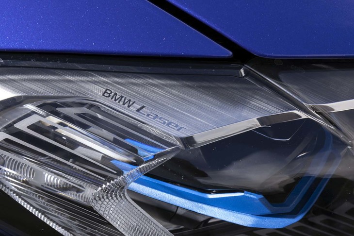 「M4カブリオレ コンペティション M xDrive」には、高性能・高効率なヘッドライトシステム「BMWレーザーライト」が備わる。