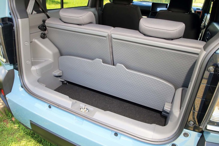 荷室はフロアボードを立てることで、高さのある荷物を積んだり、袋状のものをボードのフックにかけたりすることができる。