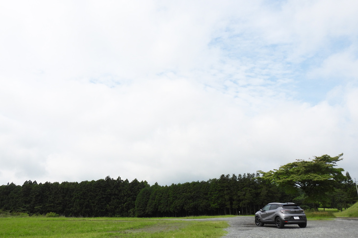 御殿場の某所、カメラマンとの待ち合わせ場所にて。いやホント、仕事じゃなくてこういう場所に来たいよう。