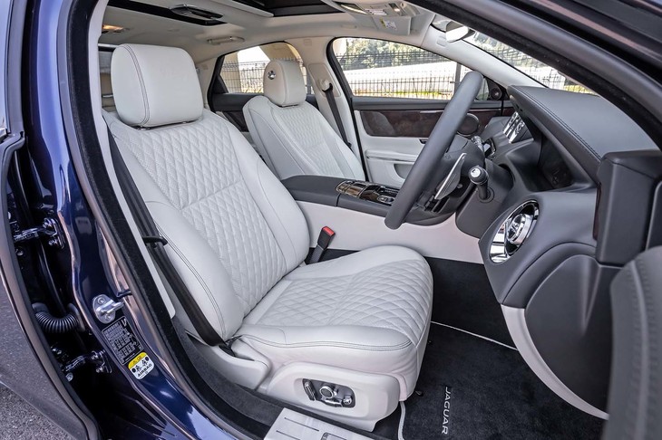 上質な触感のダイヤモンドカットレザーシートは、細かな調整が行える電動18ウェイ調整機構付き。ヒーター、クーラー、マッサージ機能を備えている。