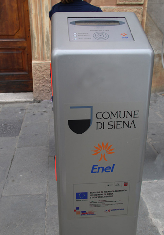 筆者が住むイタリア・シエナの旧市街に設置された、充電用のポール。