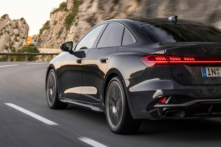 「A5」のリアフェンダー。見よ！ スポーツグレードでもないのに隆々と張り出したこのパネルを。プレスラインによって分割もされていないので、大きな面がドーンと主張してくるのだ。