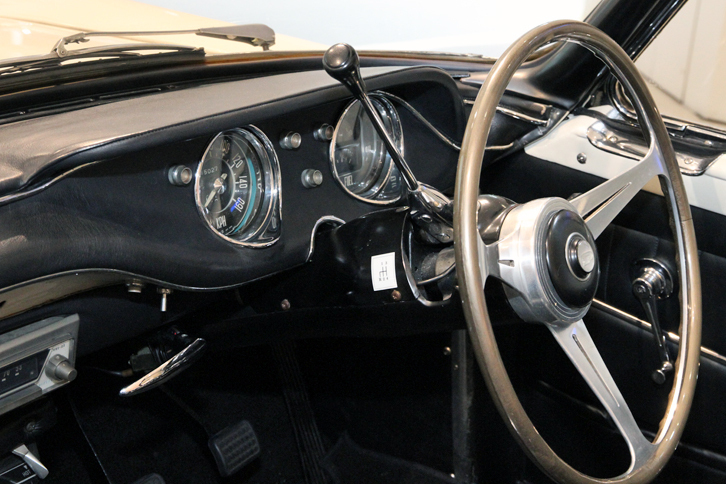 「コンバーチブル」のステアリングホイールは、トリノショー出展時はナルディのウッドリムが装着されていたそうだが、これは生産車用と同じ。リムの材質は当時ポピュラーだったエボナイトである。4段マニュアルギアボックスのシフトレバーはコラムから生えている。ベースとなった初代「スカイライン」「グロリア」が、フロアトンネルの出っ張りを小さくするためギアボックスを横倒ししてマウントしていた関係上、フロアシフト化が困難だったためと思われる。