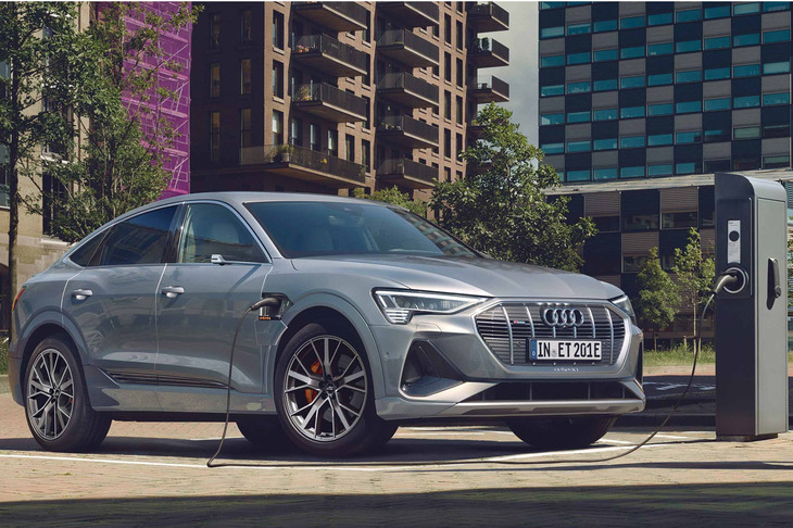 アウディは2026年をターゲットにEV専業ブランドとなることを表明。写真の「e-tronスポーツバック」のほか、スポーツカータイプの「e-tron GT」などのEVを矢継ぎ早に展開している