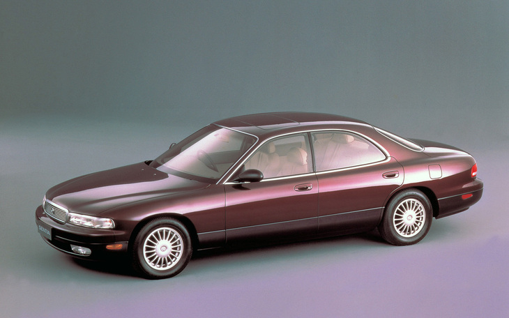 1991年5月に登場した「センティア」。ボディーは4ドアハードトップのみで全長×全幅×全高＝4925×1795×1380mm、ホイールベース＝2850mmと大幅に拡大。エンジンも2.5／3リッターのV6 DOHCという3ナンバー専用車となった。