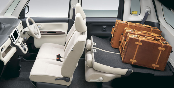 後席両側を倒した「フルラゲージモード」。フラットで広大な荷物スペースが出現する。