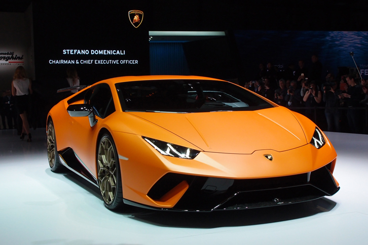 「アランチョ・アンタエウス」と名付けられた、鮮やかなオレンジをまとう「ウラカン ペルフォルマンテ」。写真は、2017年3月に開催されたジュネーブモーターショーでのもの。