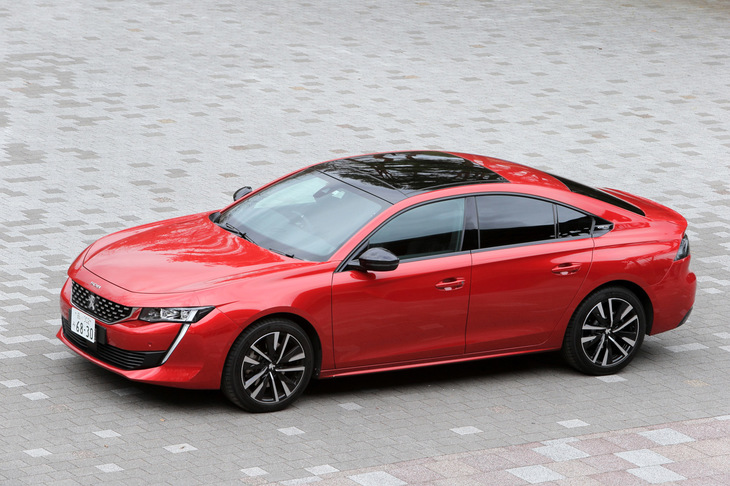 一見、はやりの4ドアクーペに見えるが、プジョーはこのフォルムを“ファストバック”と呼ぶ。試乗車はディーゼルエンジンを搭載する、「508」シリーズの最上級グレード「GT BlueHDi」。