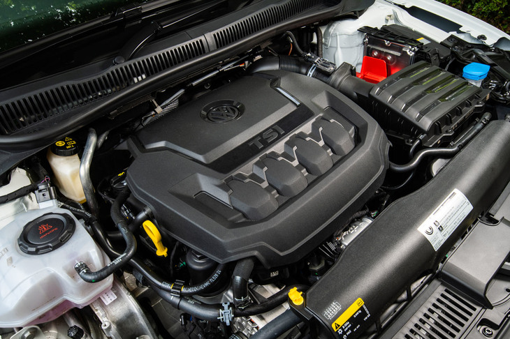 フロントフード下に搭載される2リッターターボエンジン。日本に導入されるフォルクスワーゲン車では初となるミラーサイクル方式を採用し、燃焼効率を高めている。