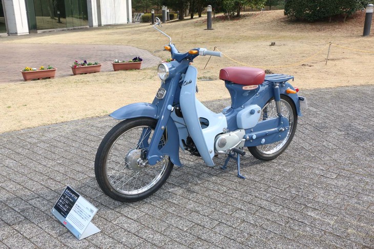 1960年「スーパーカブC100」。スーパーカブC100は1958年8月に発売。2017年に誕生60周年を迎え、10月には総生産台数1億台を突破した、日本が誇るベストセラーバイクだ。実用車としての燃費や耐久性、扱いやすさを重視し、当時としては画期的な4ストロークエンジンを当初から搭載した。