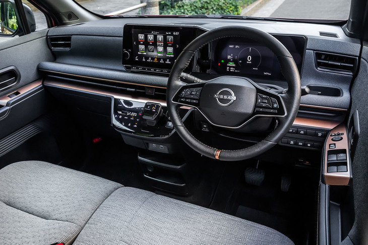2つの液晶ディスプレイを水平方向にレイアウトしたインストゥルメントパネル。「アドバンスドドライブアシストディスプレイ」と呼ばれるメーターパネルは7インチ、ダッシュボードセンターに置かれた「NissanConnectナビゲーションシステム」のパネルは9インチサイズとなる。