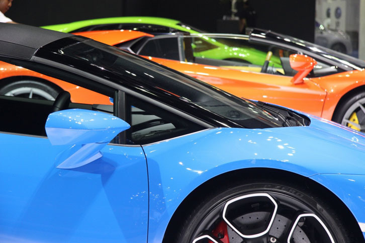 ランボルギーニも出展していました。当然のように、全車右ハンドルです。そして青、オレンジ、緑と、ソリッドな原色系の車両を並べているあたりがタイらしいですね。ちなみにポルシェの展示もフロントローはソリッドな青、黄、オレンジでした。ええ、ここは明るい色が好まれるタイランドですから。