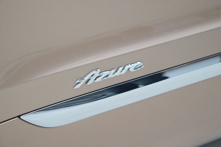 ベントレー・ベンテイガEWBアズール（ボディーサイドのエンブレム）