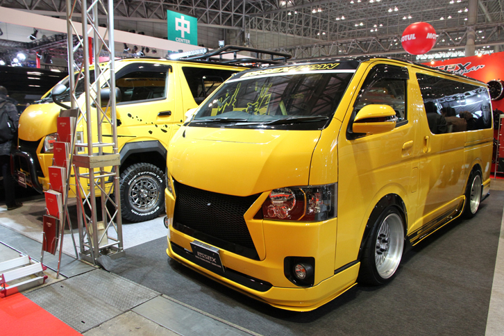 ローダウンとリフトアップ、仲良く2台並んだESSEXの「トヨタ・ハイエース」。