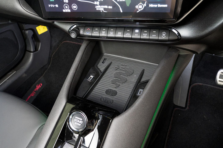 センターコンソールの前端にはスマートフォンのワイヤレスチャージャーが備わっている。これも蛇の図案入りだ。