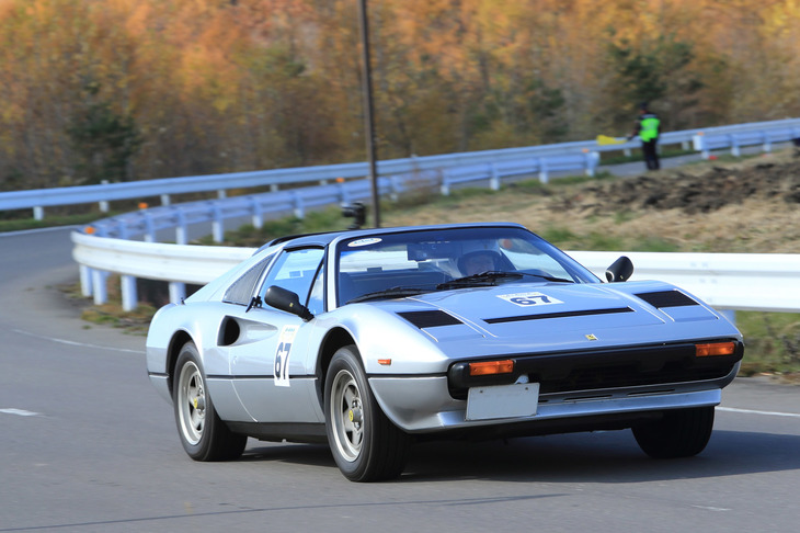 「フェラーリ308GTSクアトロバルボーレ」（1985年）。308の中でも後期のモデルにあたり、車名の通り4バルブのエンジンヘッドが用いられていた。