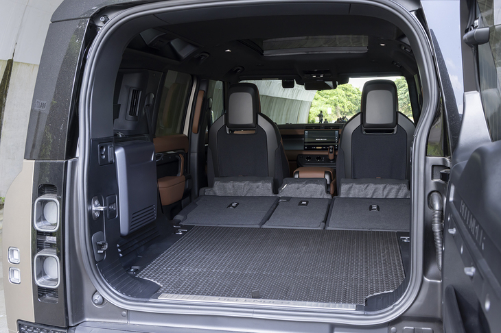 後席も座面、背もたれともに立派なつくりだが、座面を跳ね上げてそこに落とし込むように背もたれを格納できるため、このようにフラットな空間がつくり出せる。