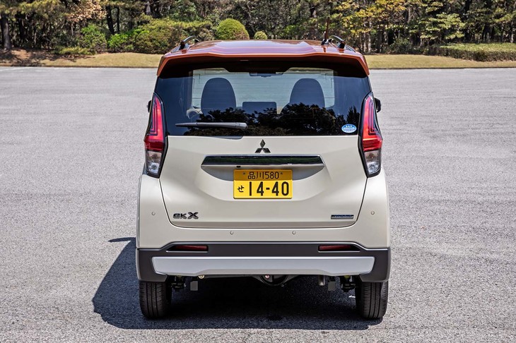 フロント同様にシルバーアクセントが備わるリアバンパーは「eKクロス」の専用デザイン。SUVをイメージさせる意匠だと三菱は説明している。