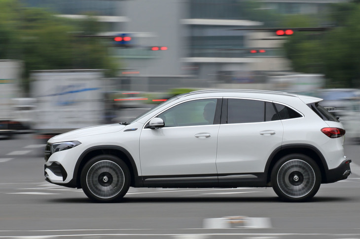 試乗車はオプションの「AMGライン」装着車であり、足まわりにはアジャスタブルダンピングシステム付きのスポーツサスペンションが装備されていた。