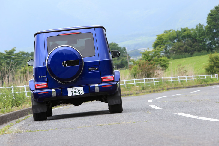 乗り心地も操作性も、従来モデルより大幅に洗練された現行型「Gクラス」だが、コーナーでは少し早めにハンドルを切ってやるなど、スムーズに走らせるにはやはりコツがいる。