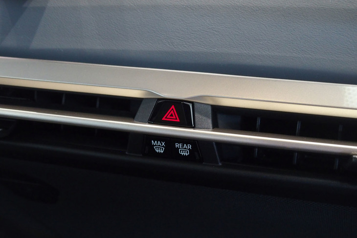 BMW iX（ハザードスイッチ）