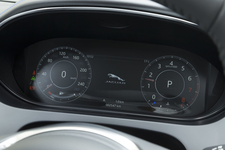 メーターパネルは液晶タイプ。エンジン回転計や速度計のレイアウトを好みのものに変更できる。