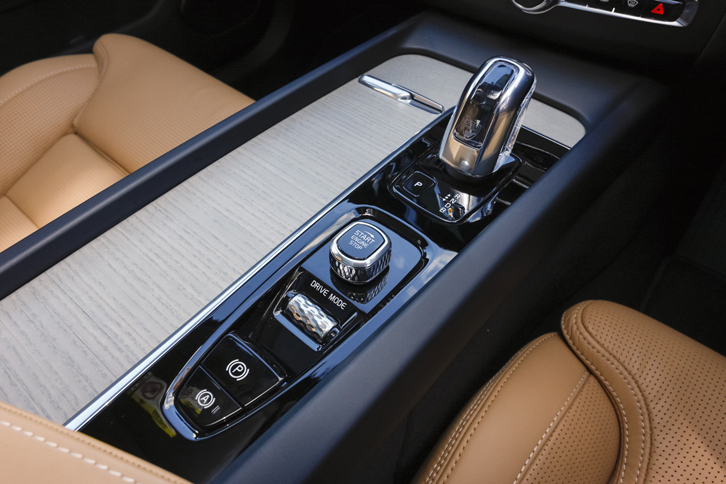 センターコンソールの様子。写真は「XC60 T8 Twin Engine AWDインスクリプション」のもので、シフトノブ（写真奥）がOrrefors社製のクリスタルになっている。