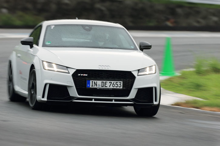 試乗の舞台は富士スピードウェイのショートサーキット。試乗車はこの日のためにドイツから運び込まれたもの。