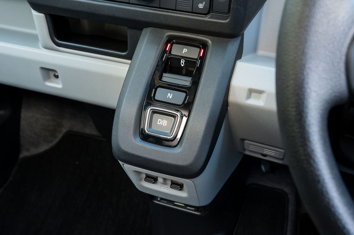 シフトセレクターはプッシュボタン式で、パーキングブレーキは足踏み式。室内幅の拡大を目的にドアアームレストが薄くなっているため、ウィンドウオープナーがダッシュボードに付いている。