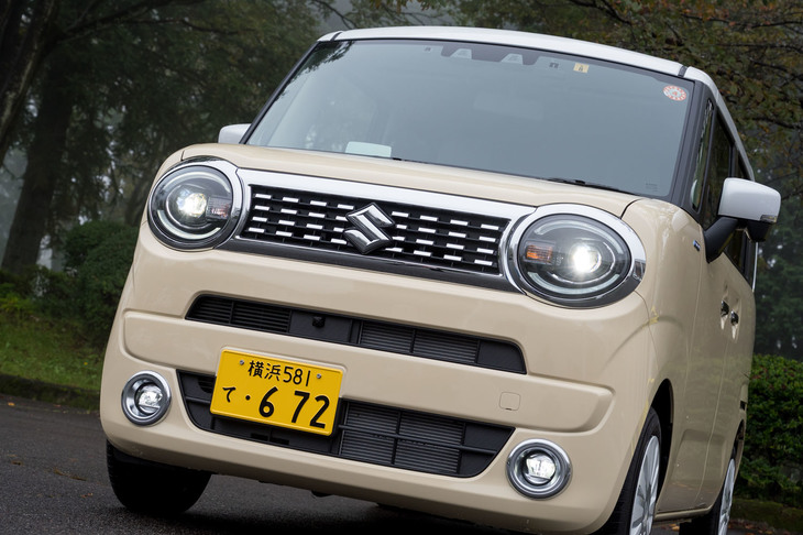 フロントまわりの意匠はグレードによってやや異なり、「G」ではシルバー塗装の横桟グリルにハロゲンランプの組み合わせ、その他のグレードではドット柄のメッキグリルにLEDランプの組み合わせとなる。