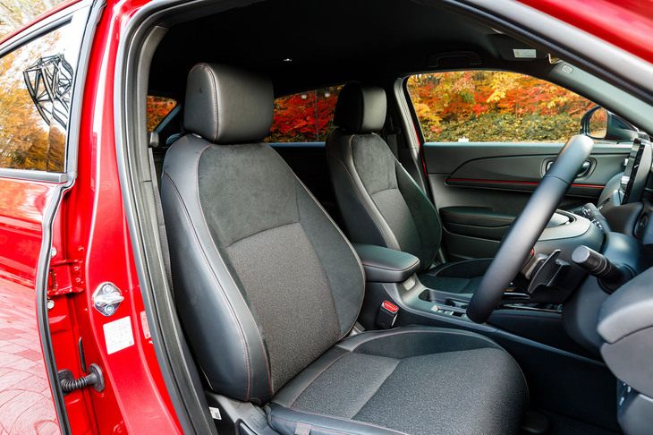 シート表皮はプライムスムース（合皮）とラックススエード（スエード調）、ファブリックの3つのコンビネーション。赤いステッチがあしらわれる。