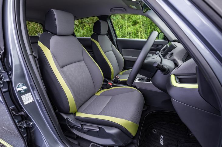 「フィット ネス」のシート表皮には、はっ水ファブリックが用いられている。外装とコーディネートされたライムグリーンのアクセントカラーも、同モデルでのみ採用される仕様。