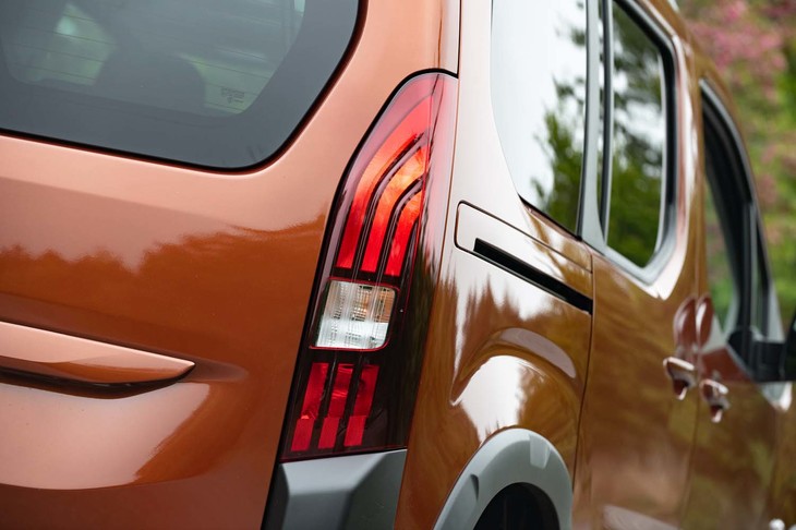 リアコンビランプにはライオンの爪痕をモチーフとした3本のラインが刻まれている。