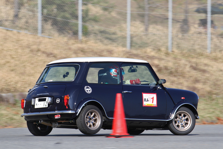 1300cc以下のノーマル「ミニ」および1000cc以下の改造ミニによるミニAクラスの常勝マシンであるローバー・ミニ。今回も優勝で連覇を飾った。