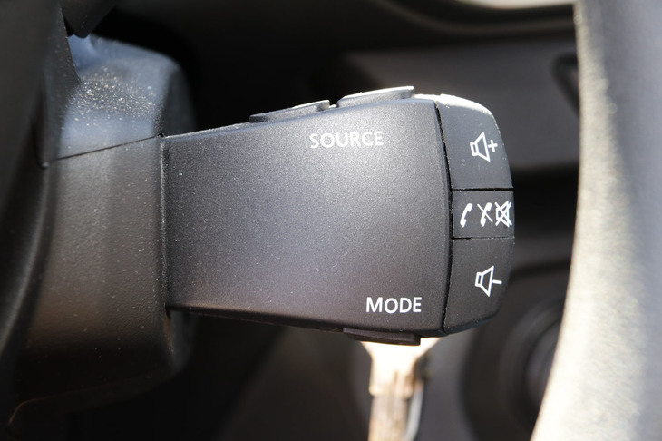 第722回で紹介した「ダチア・サンデロ」のオーディオ操作は、ステアリングコラム右側から生えたサテライトスイッチで行う。パッセンジャーは、かなり操作しにくい。