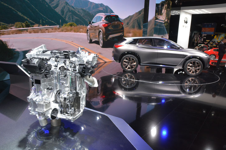 世界初の量産型可変圧縮比ターボエンジン「VC-T」（左）。向こうに見えるのは、コンセプトカーの「インフィニティQXスポーツインスピレーション」。