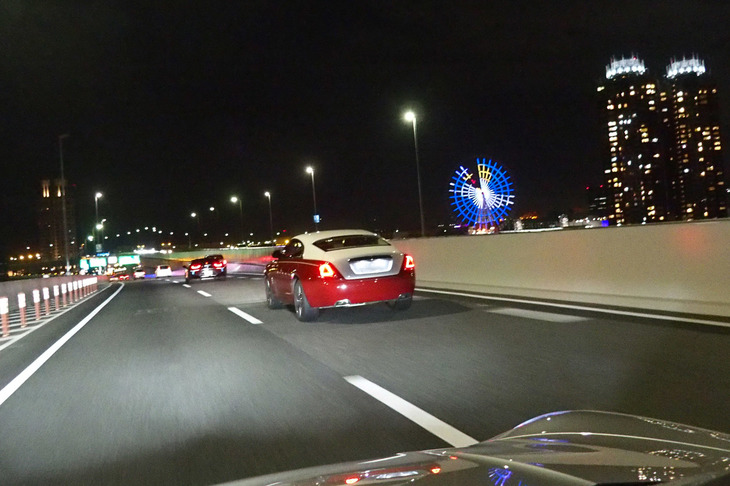 レインボーブリッジ付近で「BMW i8」と「ロールス・ロイス・レイス」にぶち抜かれる。ひょっとして彼らも辰巳PAを目指しているのか？